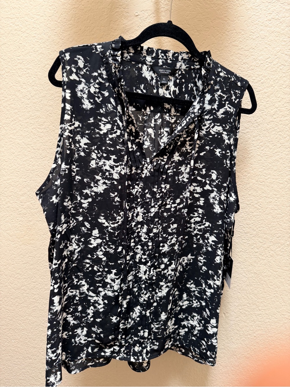 New.. Simply Vera Vera Wang sleeveless blouse abstract black-and white